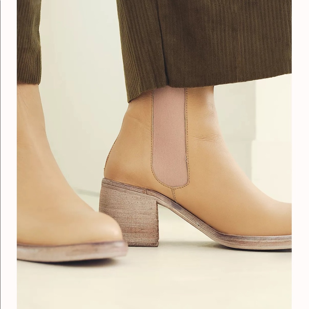 Free People leather Essential Chelsea Boots in sandy beige - size 9